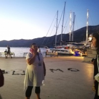 Matea Šabić Sabljić s građanima Korčule na Spomeniku Bernarda Bernardija. Foto: Sonja Leboš